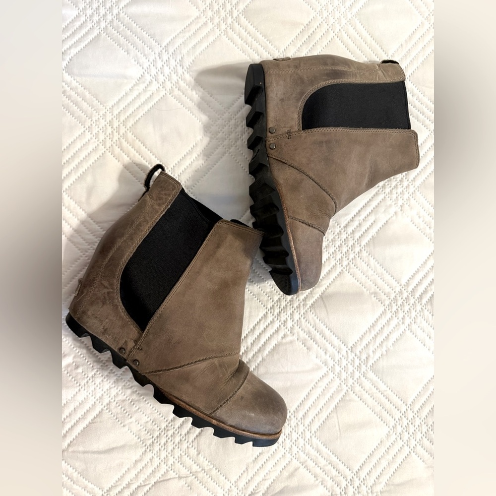 Sorel hidden wedge leather boots, Size 8